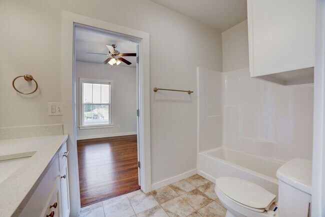 Building Photo - 3/2 Historical Home On Beautiful Main Stre...
