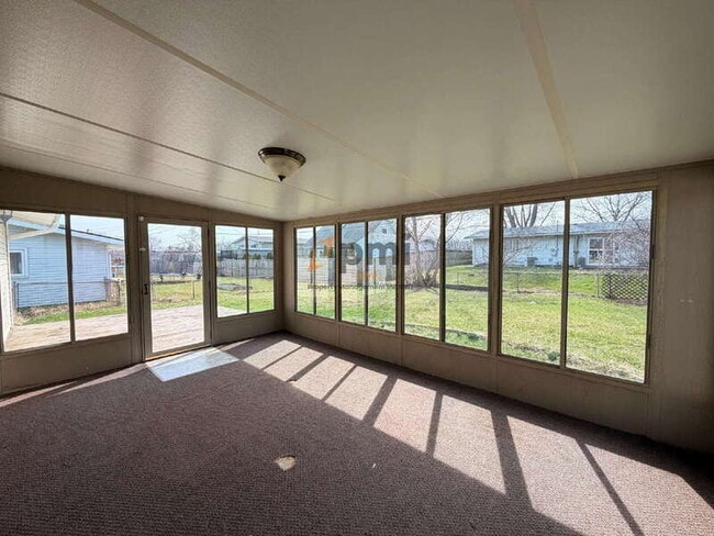 Building Photo - 424a Sequoia Dr