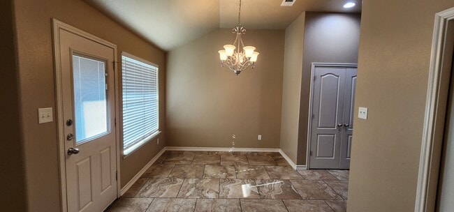 Building Photo - Beautiful 3 bed/2 bath Duplex off of Bunny...