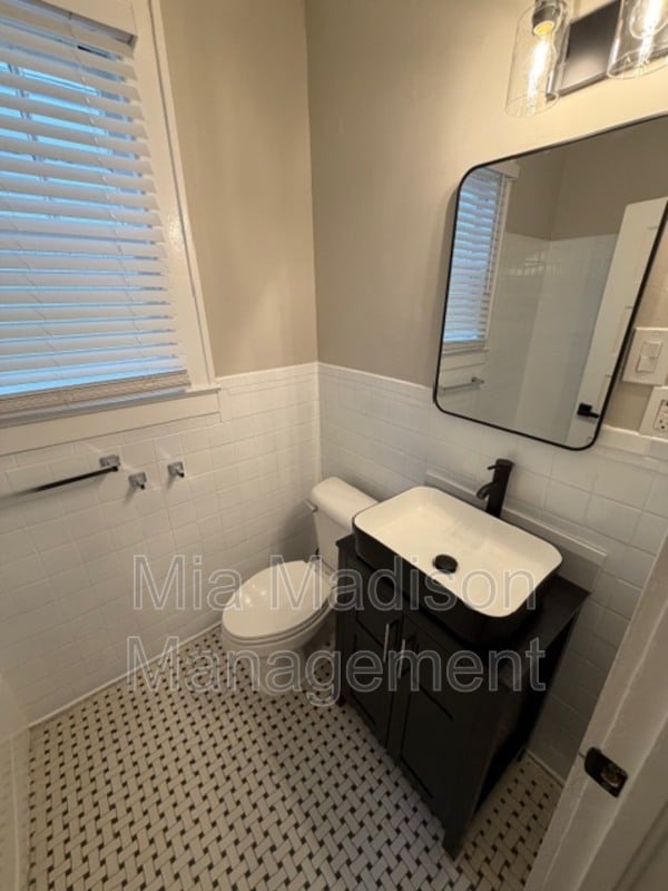 Building Photo - 801 E 39th St