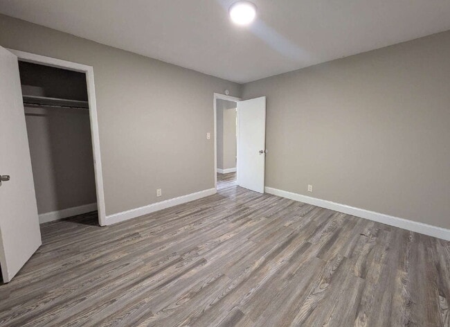 Building Photo - "Cozy 2-Bedroom, 1-Bath Haven Near Brentwood Park"