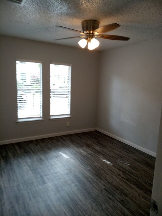 Building Photo - Modern 2-Bedroom Home in Heritage Neighbor...