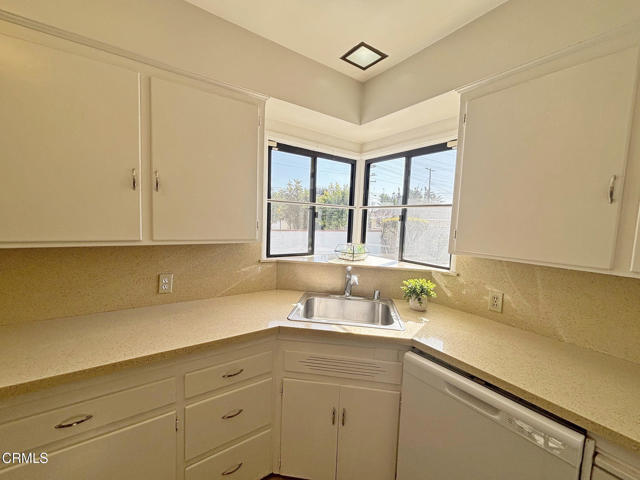 Building Photo - 210 W Woodruff Ave