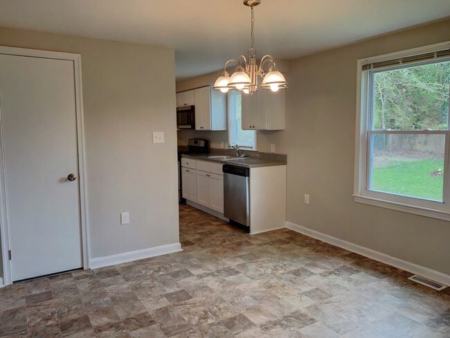 Building Photo - RENOVATED RACHED WITH YARD