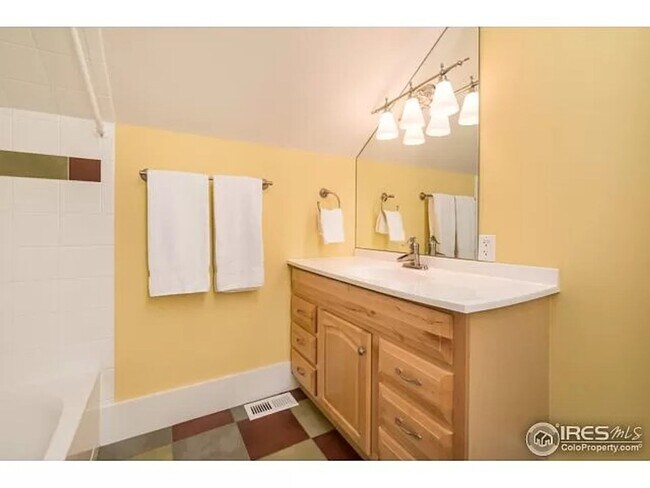 Building Photo - Charming Craftsman Gem Near McKinley Park