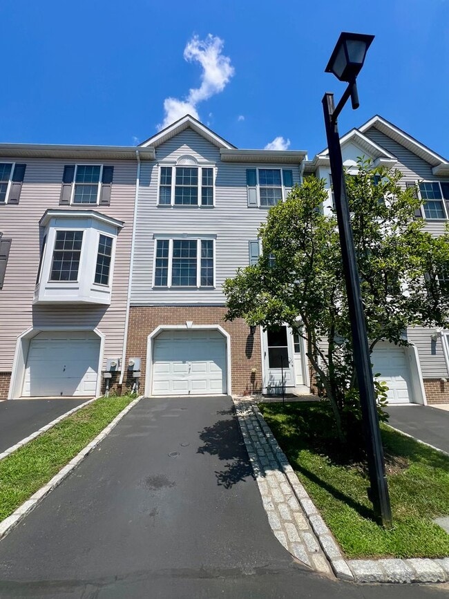 Building Photo - Stunning 3-Bedroom Townhome with 1-Car Gar...