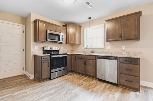 Building Photo - Pet Friendly Three Bedroom!