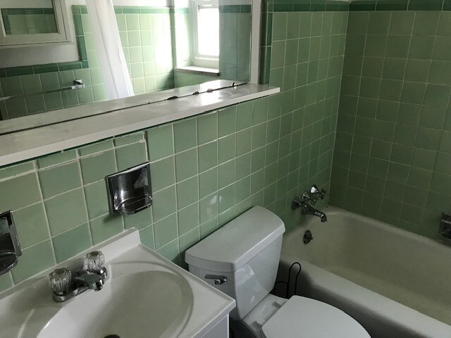 Bath - 409 Rohrer St