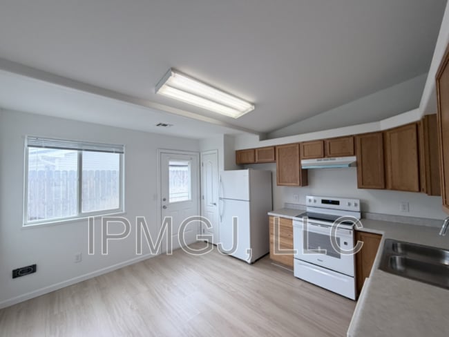 Building Photo - 484 Ridge Ln