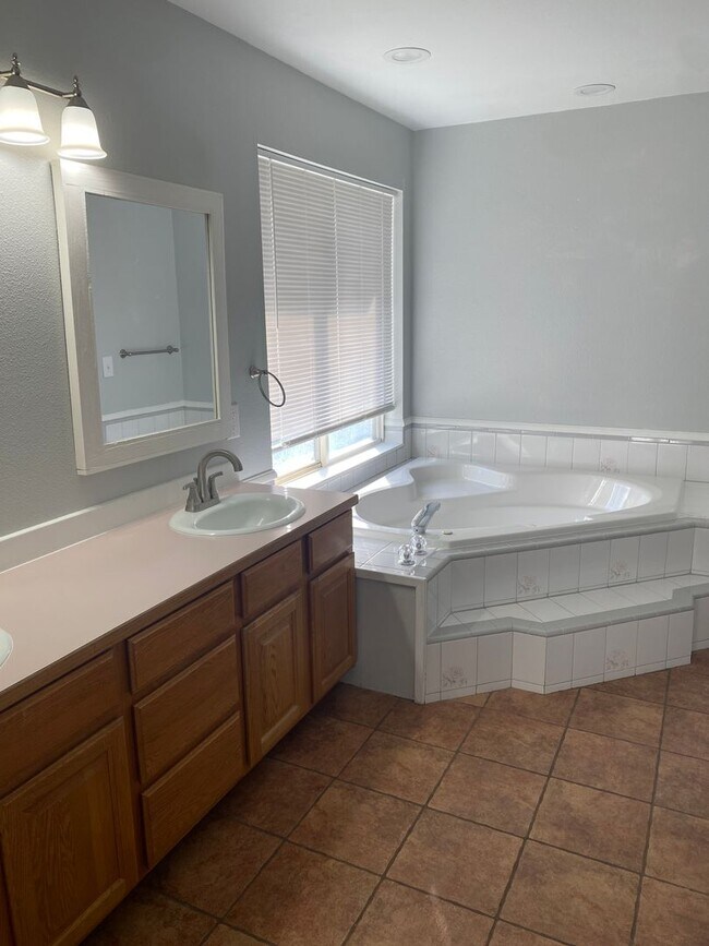 Building Photo - Pet Friendly, Beautiful Home in The Cove W...