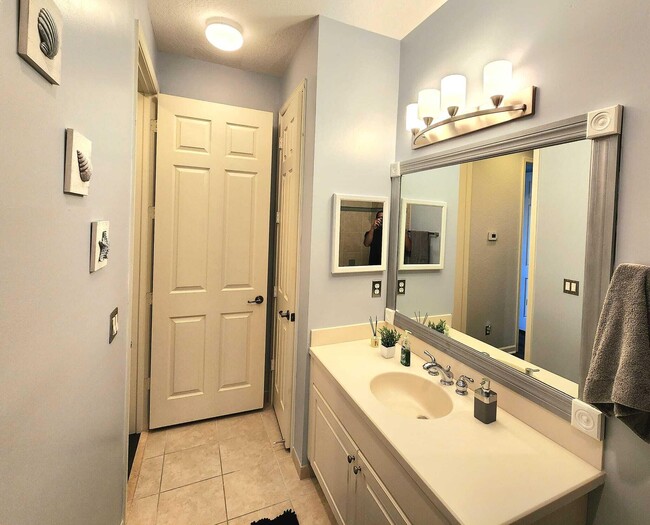 Building Photo - 2247 SW Cape Cod Dr