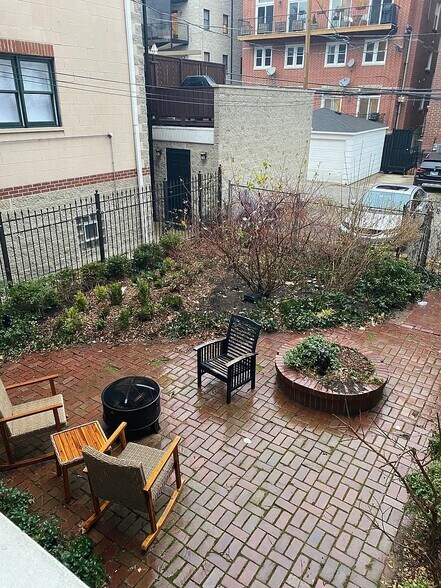 Building Photo - 844 W Aldine Ave