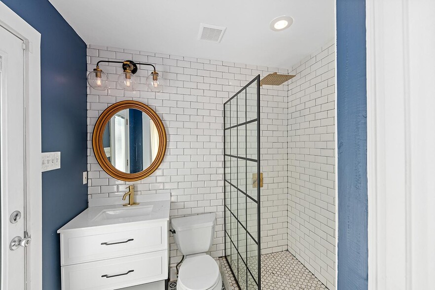 Building Photo - North Oak Cliff home with pool, spa & back...