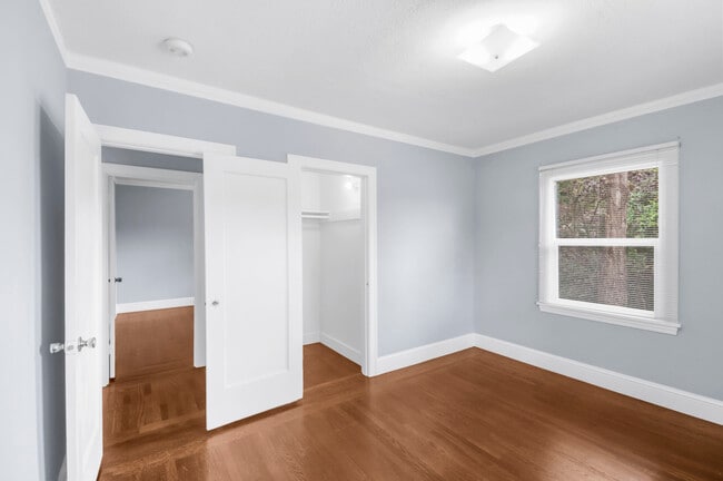 Building Photo - 733 Grosvenor Pl