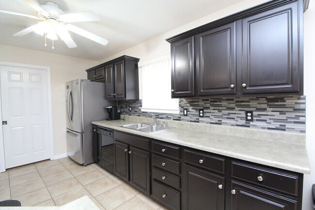 Building Photo - 3BR/2BA Gulf Breeze Brick Home in Oak Pointe with Vaulted Ceilings, Open Layout, Fenced Yard & La...