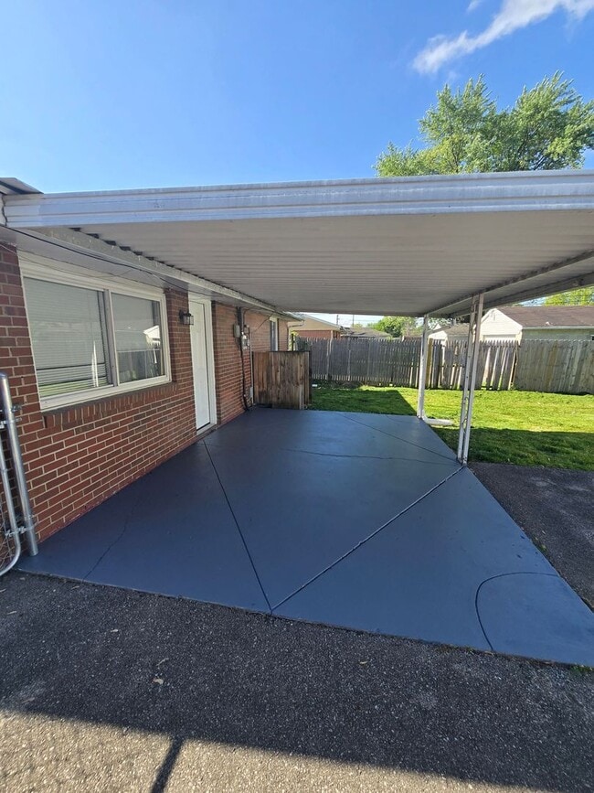 Building Photo - 3 BEDROOM SINGLE FAMILY