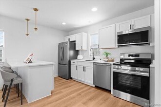 Building Photo - 1440 Lakepointe St