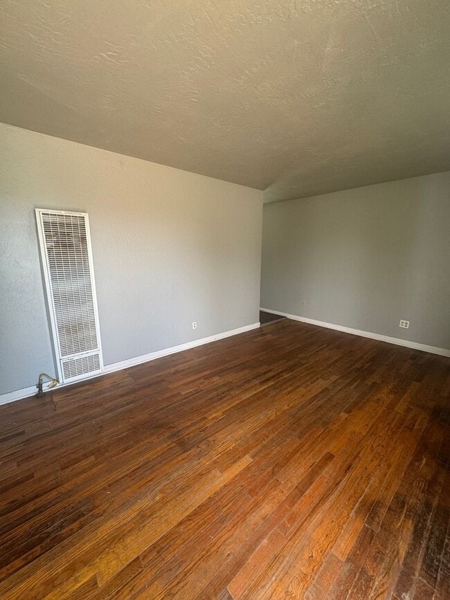 Building Photo - Ready to rent on 8/6/2025 2/1 separate dup...