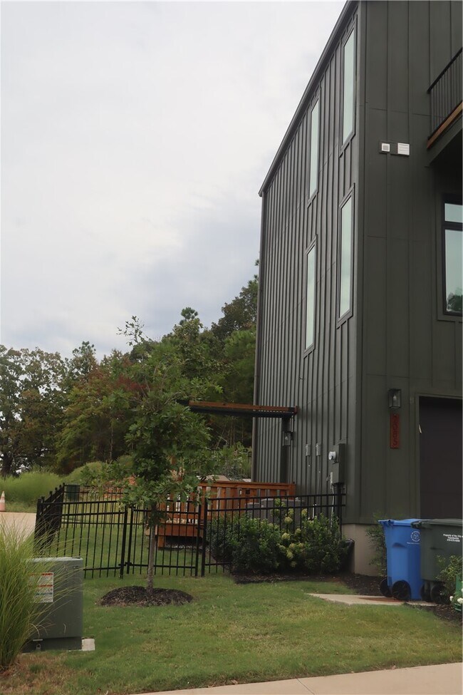 Building Photo - 2085 E Roe Ter