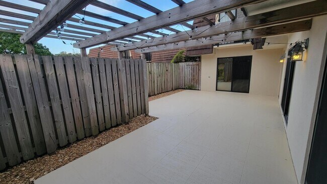 Building Photo - 606 6th Ln