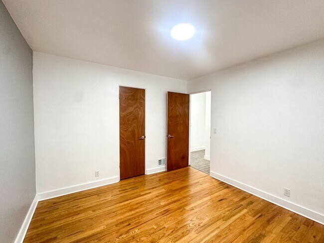 Building Photo - Beautifully Remodeled Duplex in Downtown L...