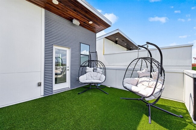 Building Photo - 607 Memorial Heights Dr