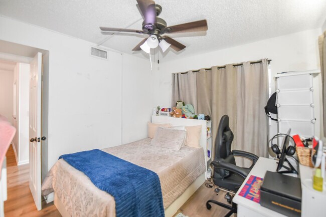 Building Photo - 9851 Sandalfoot Blvd