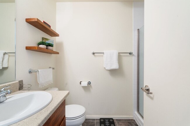 Building Photo - 2 Bed, 2 Bath Bright & Modern Condo in the Pearl District - Now Available!