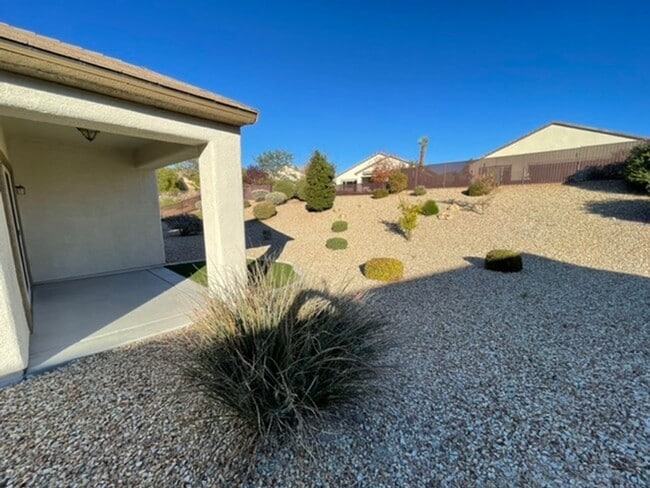 Building Photo - Charming 3 Bedroom in 55+ Solera, Laminate...