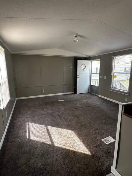 Building Photo - 32 Somerset Dr