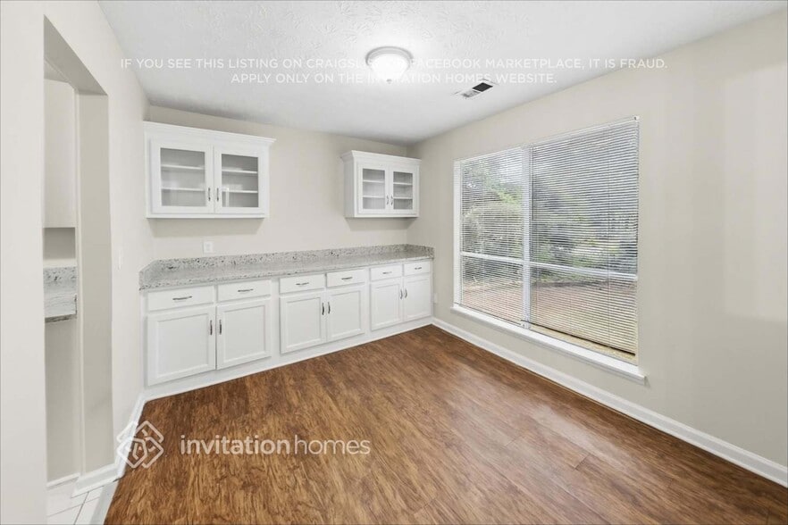 Building Photo - 614 Oxford Hall Dr SW