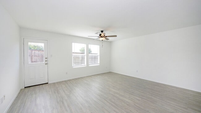 Building Photo - Spacious 4-bedroom, 2-bath located in Summerhill subdivision