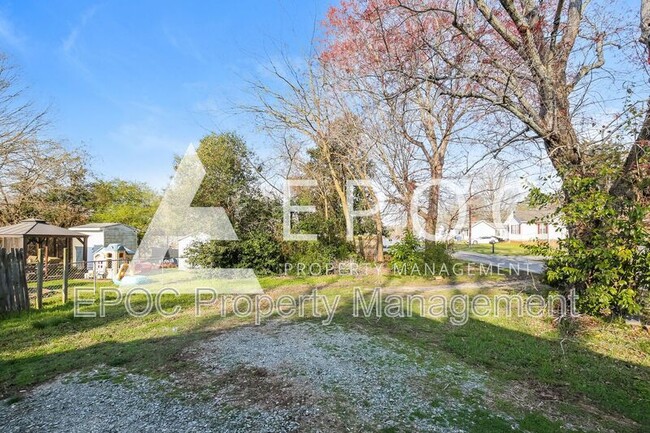Building Photo - 810 Oakley St