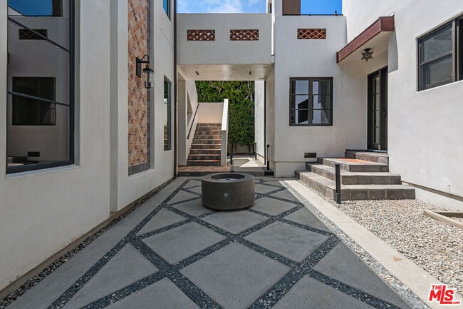 Building Photo - 930 Lincoln Blvd