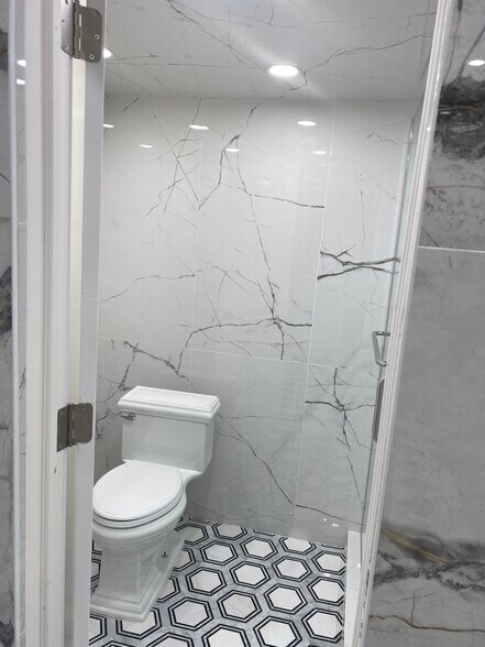 Building Photo - 1820 E 19th St