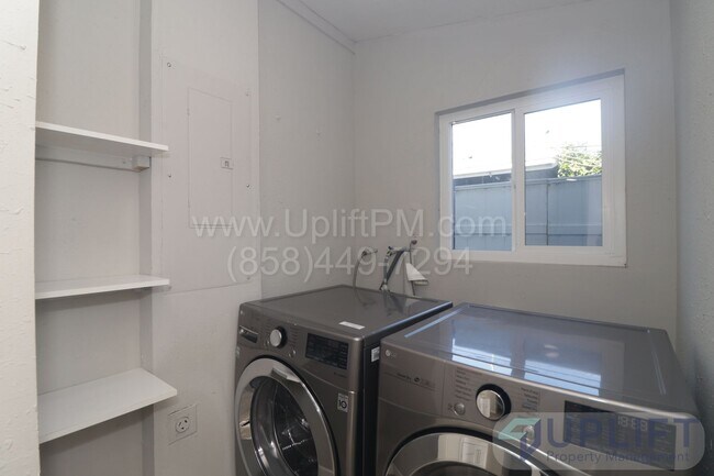 Building Photo - Cozy 2B/2BA with office/den