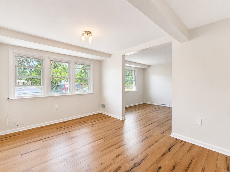 Building Photo - 102 Spruce St