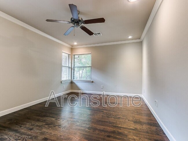Building Photo - 9631 Stratford Dr