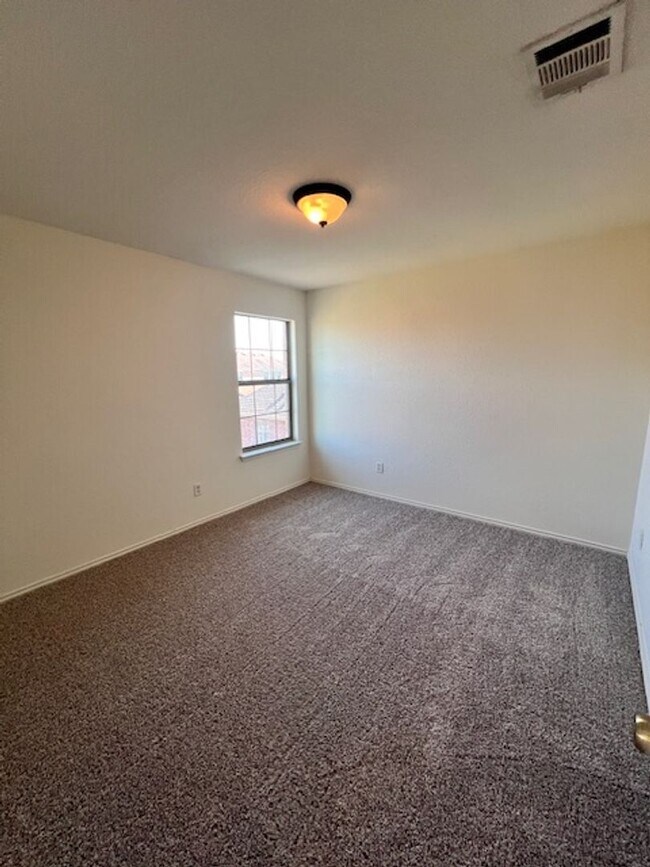 Building Photo - NorthPark / Taylor, TX / 4 bedrooms / Approx 2932 sq. ft. / Refrigerator / Washer & Dryer / New C...