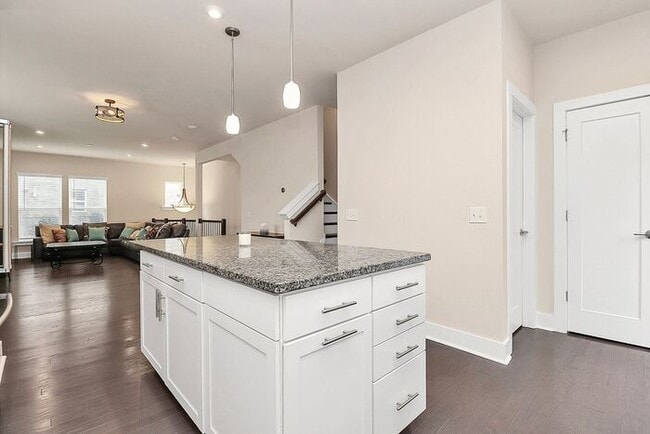 Building Photo - Stunning 3BD/3.5BA End Unit w/ City Views ...