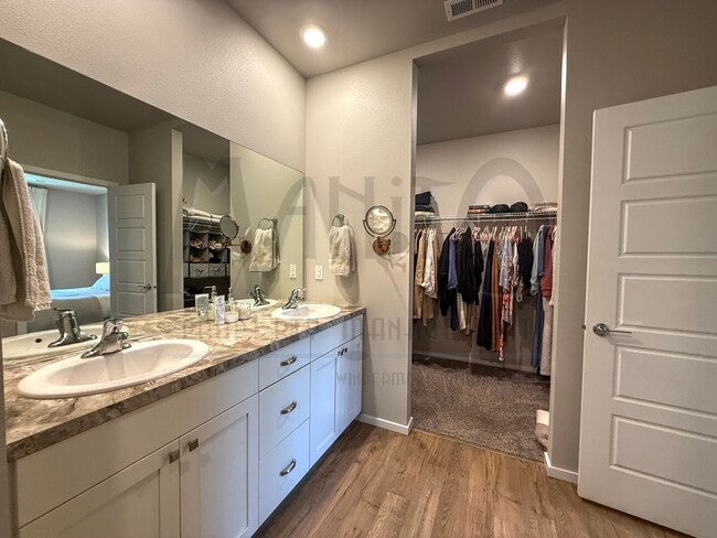 Building Photo - Stunning Windhaven Home