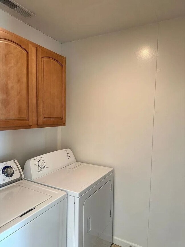 Building Photo - 701 N Florence St