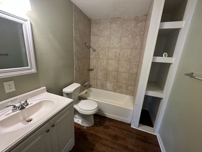 Building Photo - 3 Bed, 1 Bath Bossier Home