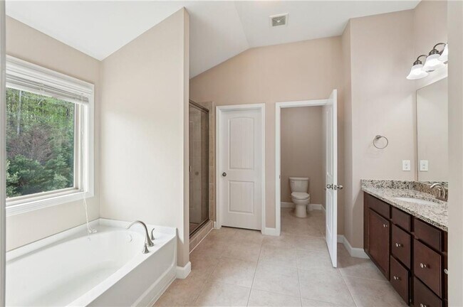 Building Photo - 6370 Shiloh Woods Dr