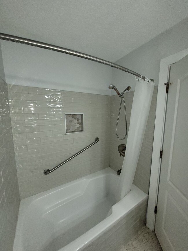 Building Photo - Stunning Home with Hot Tub with Detached O...
