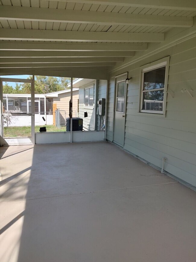 Building Photo - 2 Bedroom, 1 bath, freshly painted, new appliances