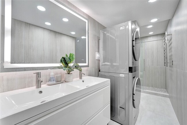 Building Photo - 4001 S Ocean Dr