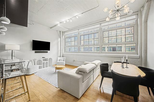 Building Photo - 2600 W 7th St