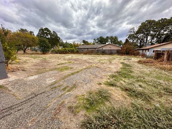 Building Photo - 1397 E Cypress Ave