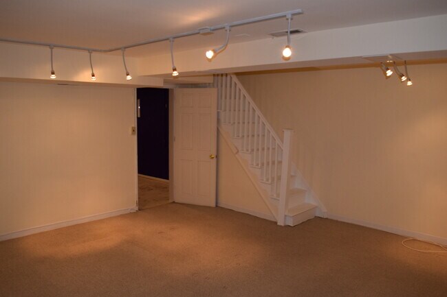 Building Photo - Regal Rowhome! 3 Beautiful Finished Levels!
